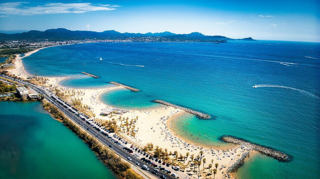 Direct access to Saint-Aygulf beach and nature