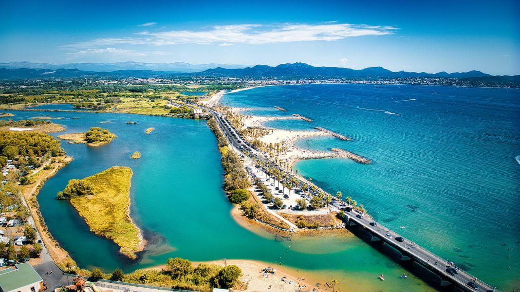 Direct access to Saint-Aygulf beach and nature