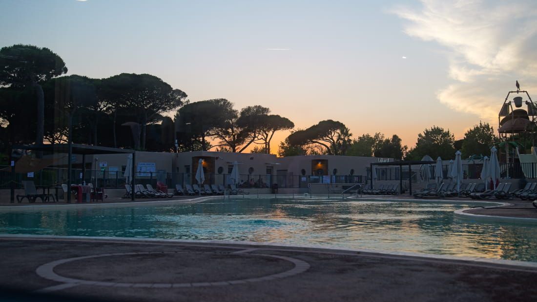 AUGUST AT THE SAINT-AYGULF PLAGE CAMPSITE: THE VACATION CONTINUES AFTER DARK