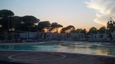 Image AUGUST AT THE SAINT-AYGULF PLAGE CAMPSITE: THE VACATION CONTINUES AFTER DARK