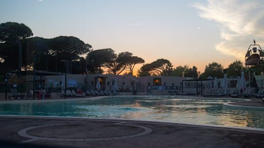 image AUGUST AT THE SAINT-AYGULF PLAGE CAMPSITE: THE VACATION CONTINUES AFTER DARK