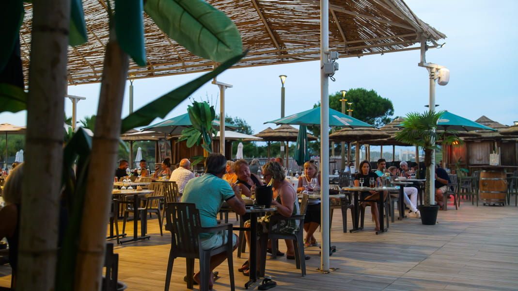 AUGUST AT THE SAINT-AYGULF PLAGE CAMPSITE: THE VACATION CONTINUES AFTER DARK
